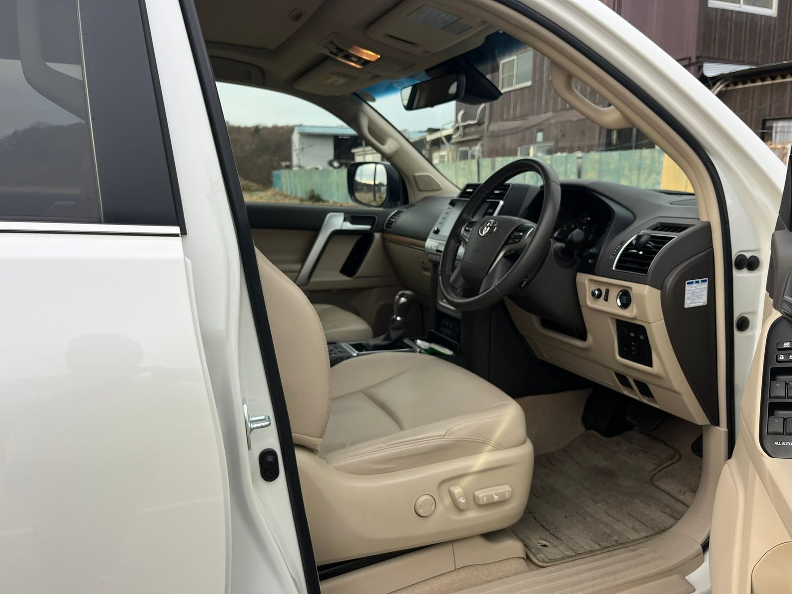 
								Toyota Land Cruiser Prado full									