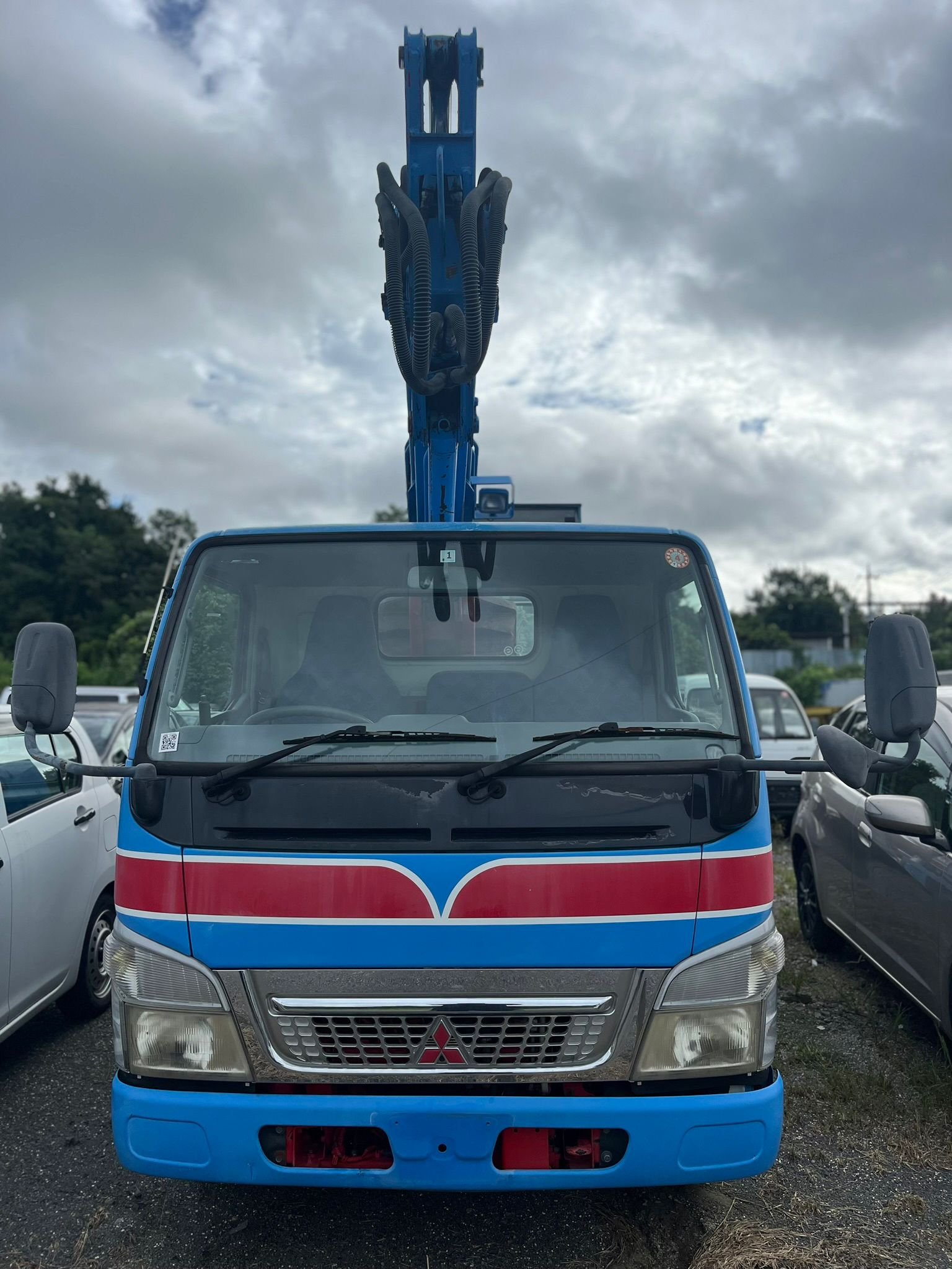 
								Mitsubishi canter excavator truck full									